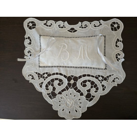 Cuscino Portafedi ricamato a mano su puro lino / Contattaci per la tua personalizzazione tel 3349086829