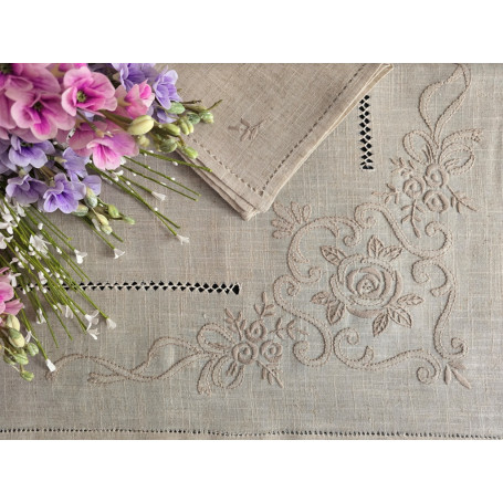 Tovaglia ricamata in punto pieno e gigliuccio a mano su lino canapa 12 posti