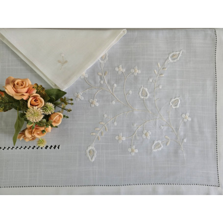 Tovaglia ricamata in misto lino con ricamo punto pieno a macchina 12 posti