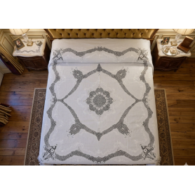 Maestoso copriletto in puro lino con ricamo Cantu' completamente ricamato a mano