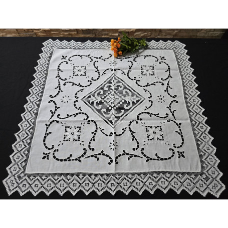 Elegante Centro Tavola ricamato a mano ricamo filet ed intaglio su puro lino 80x80 cm