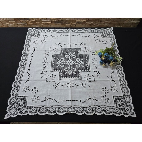 Elegante Centro Tavola ricamato a mano ricamo filet ed intaglio su puro lino 90x90 cm