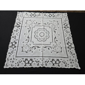 Elegante Centro Tavola ricamato a mano ricamo intaglio su puro lino 80x80 cm