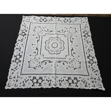 Elegante Centro Tavola ricamato a mano ricamo intaglio su puro lino 80x80 cm