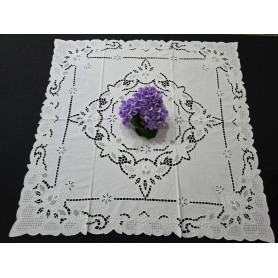 Elegante Centro Tavola ricamato a mano ricamo intaglio su puro lino 80x80 cm