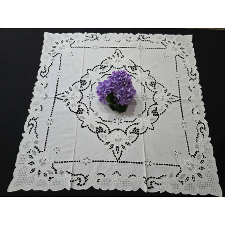 Elegante Centro Tavola ricamato a mano ricamo intaglio su puro lino 80x80 cm