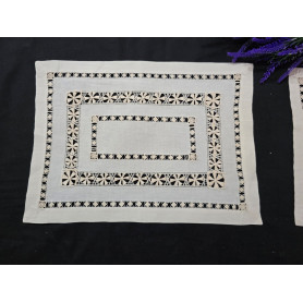 Set 3 centrini ricamati a mano in misto lino / cotone con ricamo Gigliuccio