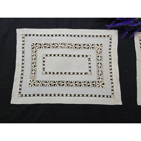 Set 3 centrini ricamati a mano in misto lino / cotone con ricamo Gigliuccio