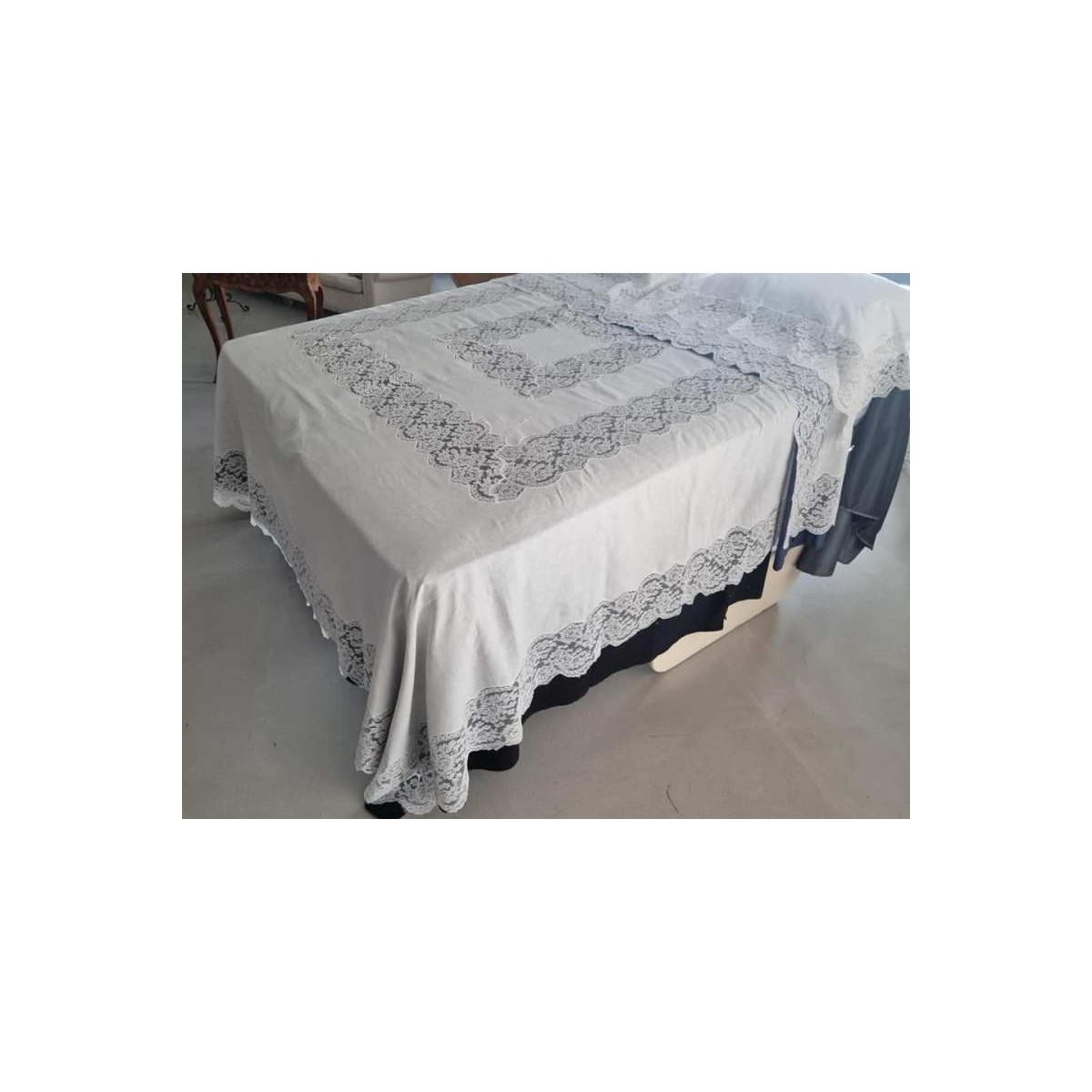 Lenzuolo vintage in tessuto di puro cotone percalle a fondo bianco, morbido al tatto e molto resistente ai lavaggi. Il ricco ricamo a mano eseguito con la tecnica del punto pieno molto