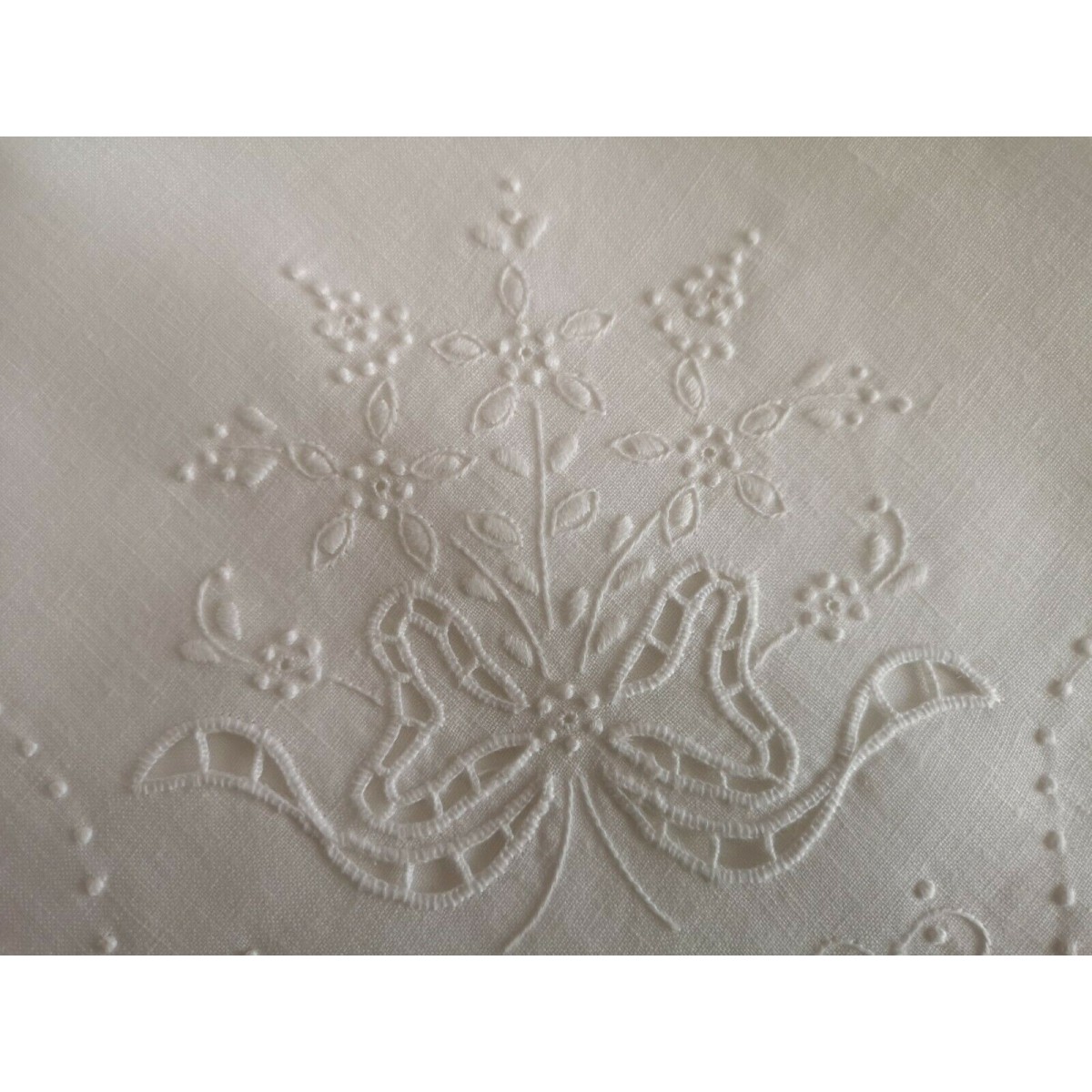 Elegante lenzuolo puro lino con ricamo a mano Intaglio Madeira e punto pieno